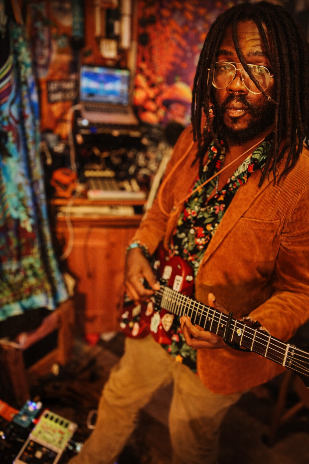Tye Adekoya in his studio at Lake Atitlán, Guatemala